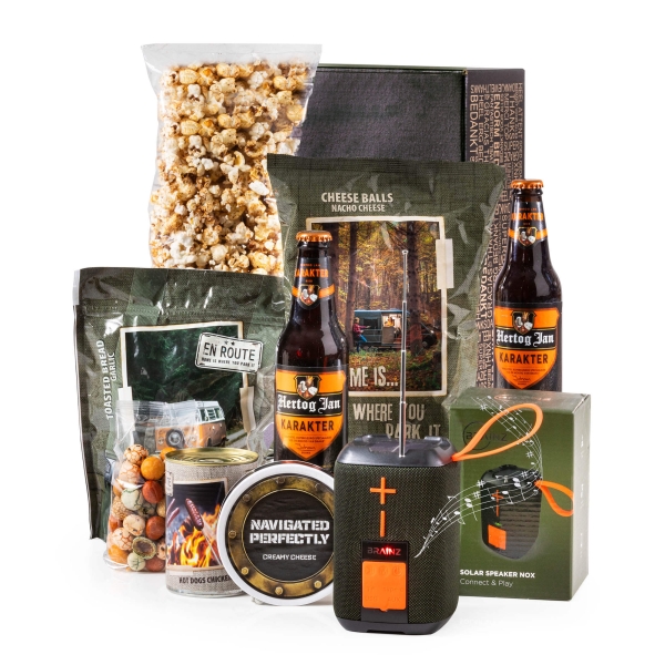 Bouwvak kerstpakket met snacks en bier.