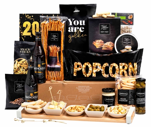 Dienblad kerstpakket met eten en drinken.