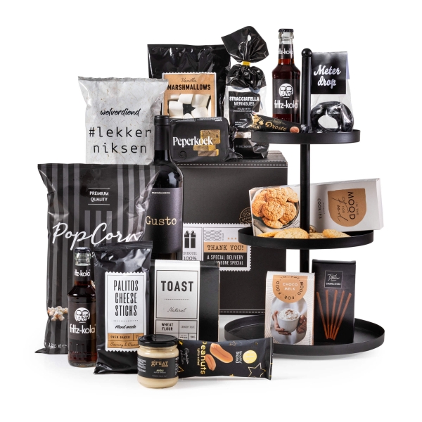 Etagère kerstpakket met lekkere hapjes.