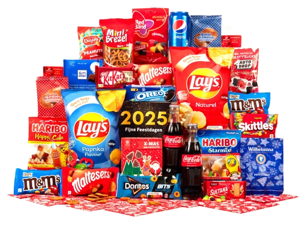Traditionele voedselpakketten met veel eten en drinken.