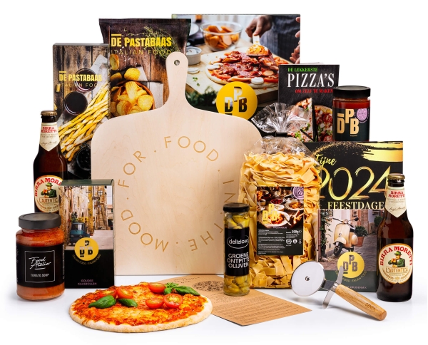 Italiaanse kerstpakketten met pizza, pasta, olijven, en een borrelplank