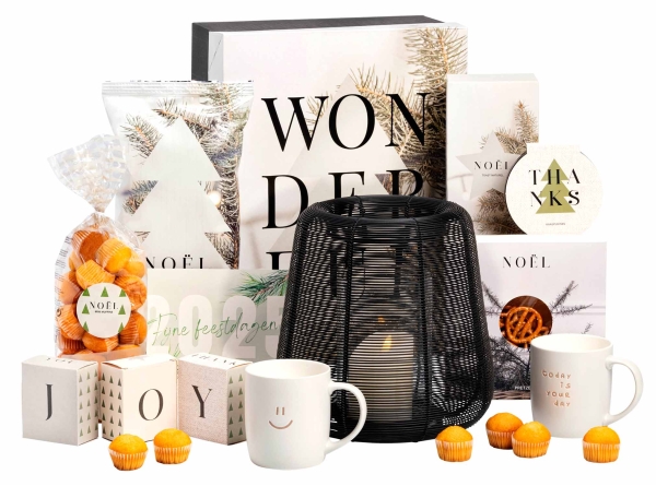 Kerstpakket lantaarn met glaswerk voor het interieur.