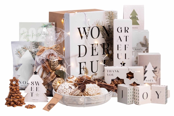 Kerstpakketten manden met decoratief item voor in huis.
