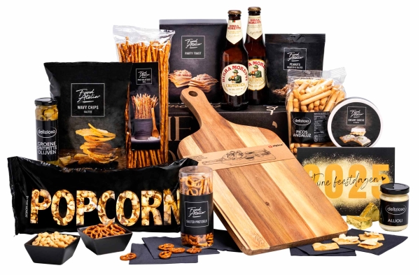 Kerstpakket met snijplank en lekkere hapjes.