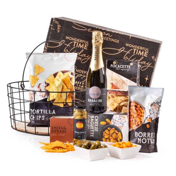 Manden kerstpakket met lekkere hapjes en drankjes.